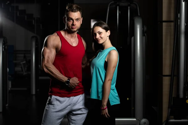 Ehrfürchtiges Bodybuilding Paar Zeigt Seine Muskeln Und Posiert Fitnessstudio — Stockfoto