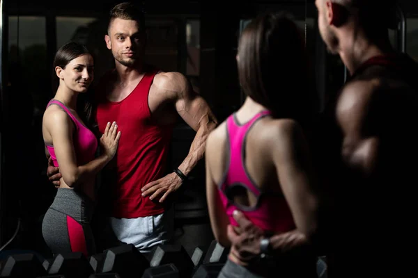 Retrato Una Pareja Sexy Gimnasio Con Equipo Ejercicio — Foto de Stock