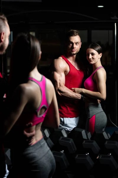 Impressionante Musculação Casal Mostrando Seus Músculos Posando Ginásio — Fotografia de Stock