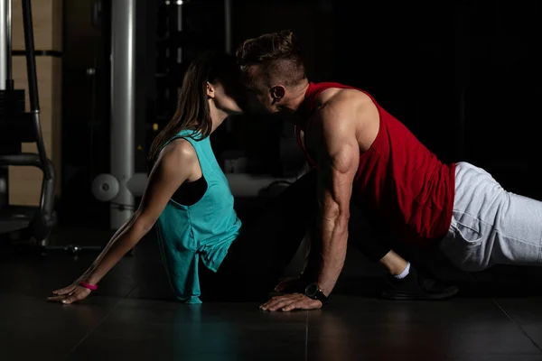 Young Couple Doing Sit Ups Part Bodybuilding Training Gym — Stock Photo, Image
