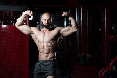 kaslı erkek arka çift pazı poz isabet