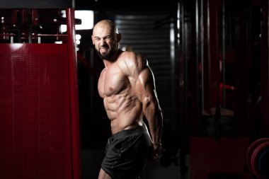 vücut geliştirmeci performans gösteren yan triceps poz