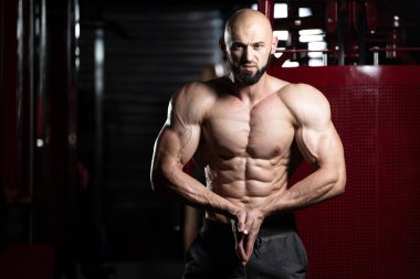 performans en kaslı vücut geliştirmeci poz