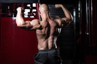 Yakışıklı kaslı adam içinde jimnastik salonu kas esneme