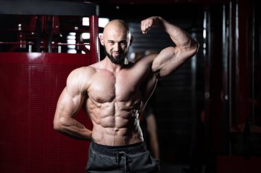 spor salonunda duran ciddi vücut geliştirmeci