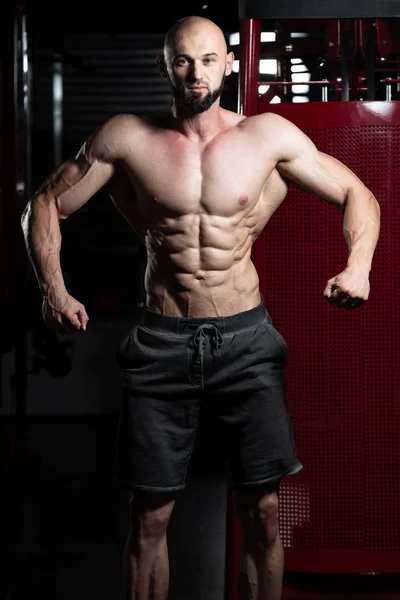 Serious Bodybuilder Standing In The Gym — Stock Photo, Image