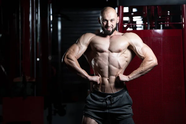 Retrato de un joven musculoso físicamente en forma — Foto de Stock