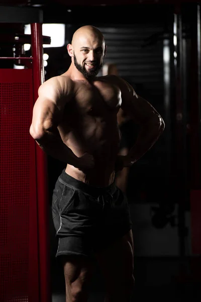 Muscular Man Flexing Muscles In Gym — Stock Photo, Image