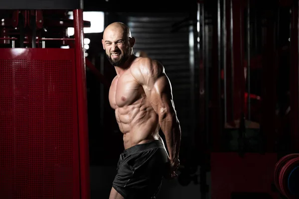 Bodybuilder in Trizeps-Pose — Stockfoto