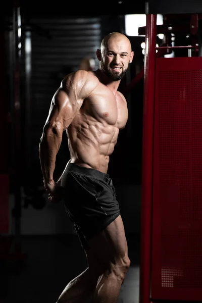 Bodybuilder buigen spieren — Stockfoto