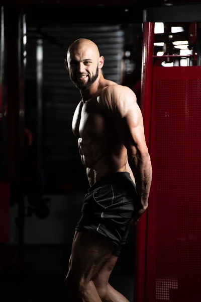 Retrato de un hombre muscular de fitness — Foto de Stock