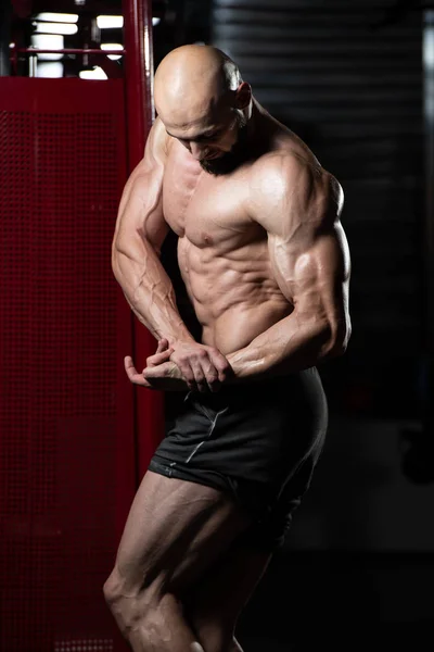 Bodybuilder in Seitenbrustpose — Stockfoto