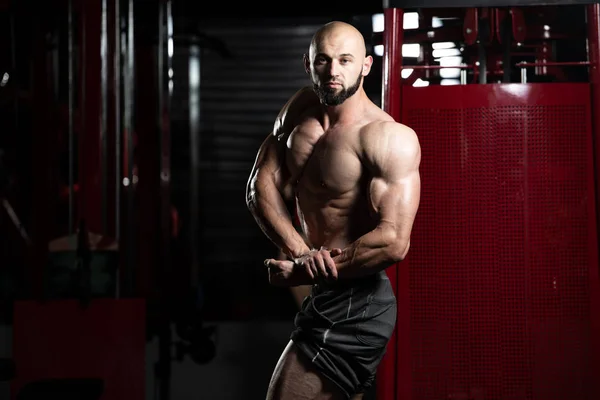 Healthy Young Man Flexing Muscles — Stock Photo, Image