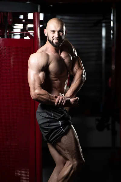 Bodybuilder in Seitenbrustpose — Stockfoto