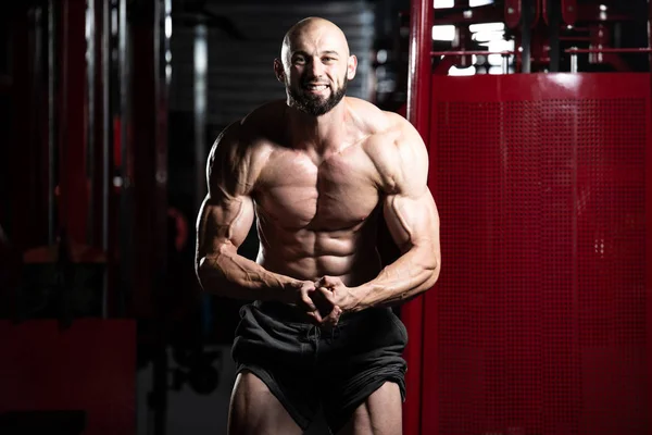 Bodybuilder uitvoeren van meest gespierd pose — Stockfoto
