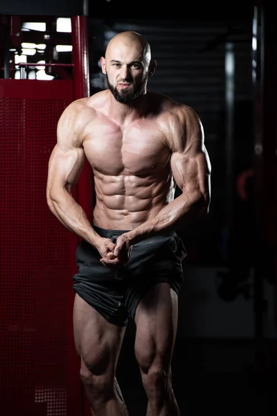 Fisiculturista realizando a dose mais muscular — Fotografia de Stock