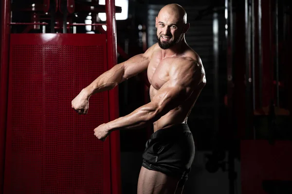 Hombre joven saludable Flexing Músculos — Foto de Stock