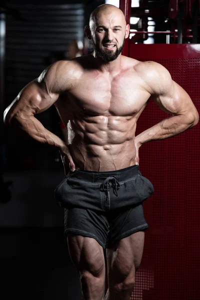 De pie fuerte en el gimnasio — Foto de Stock