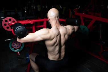 Adam omuz spor salonunda egzersiz