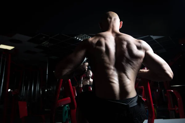 Bodybuilder Exercising Back In Gym — Stock Photo, Image