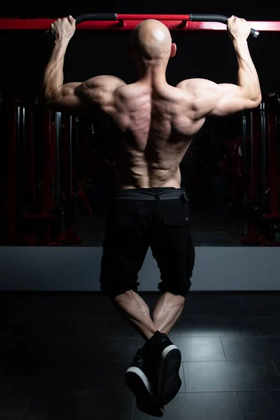 Bodybuilder macht Klimmzüge am besten Rückenübungen — Stockfoto