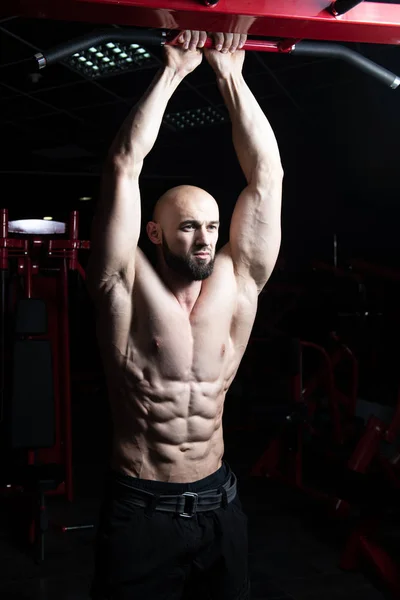 Hombre guapo flexionando músculos —  Fotos de Stock