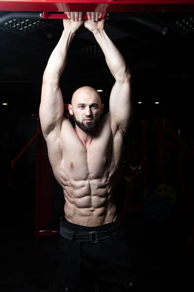 Handsome Muscular Man Flexing Muscles In Gym — Stock Photo, Image