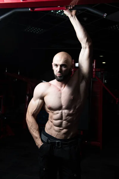 Bel homme musculaire flexion des muscles dans le gymnase — Photo