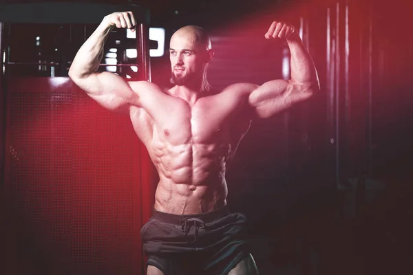 Bodybuilder utför bakre dubbel biceps utgör — Stockfoto