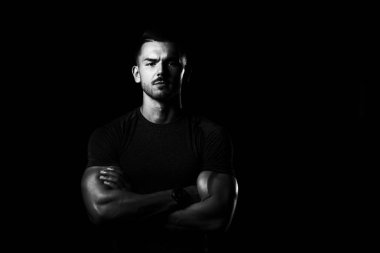 sağlıklı, kaslı, genç bir adam portresi