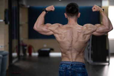 Erkek kot pantolon spor salonunda güçlü duran