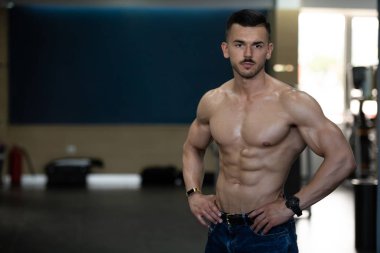 Kasların esneme Jeans genç vücut geliştirmeci