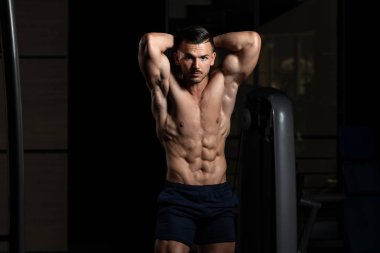 Genç adam gösteren karın kas