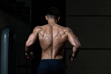 Fiziksel olarak geri onun de gösterilen adam eğitimli