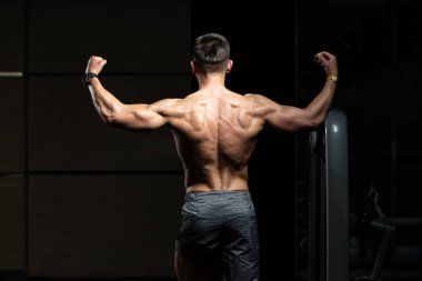 Genç vücut geliştirmeci arka poz esneme