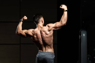 Fiziksel olarak geri onun de gösterilen adam eğitimli