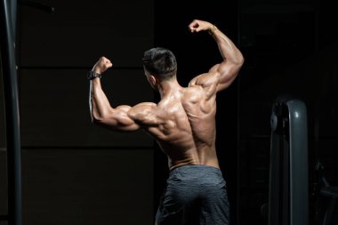 Arka çifte kol kası poz yapmak bodybuilder