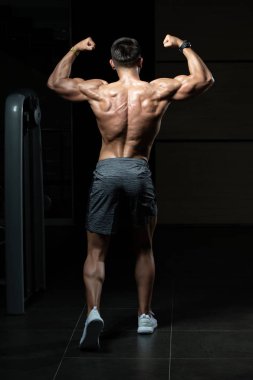 Kaslı adam kaslar arka çifte kol kası poz esneme