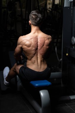 Spor salonunda egzersiz vücut geliştirmeci