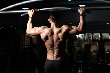 erkek atlet çekme işi ups