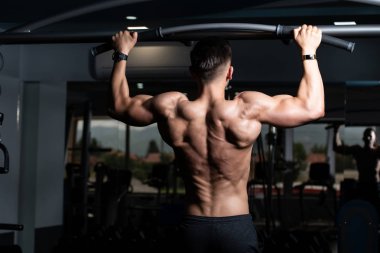 vücut geliştirmeci Pull ups en iyi sırt egzersizleri yapıyor