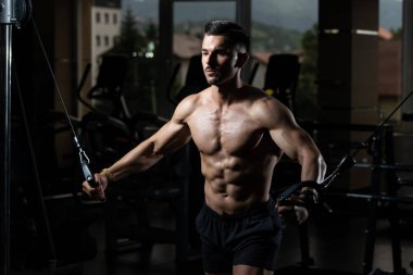 Spor salonunda egzersiz göğüs genç adam