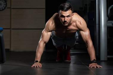 Model Ups spor salonunda basın yapmak