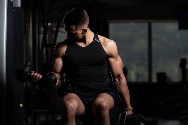 Pazı egzersiz bir spor salonunda Dumbbells ile