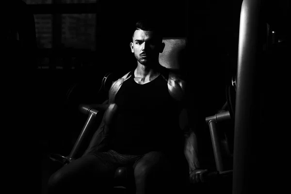 Adam omuz spor salonunda egzersiz — Stok fotoğraf