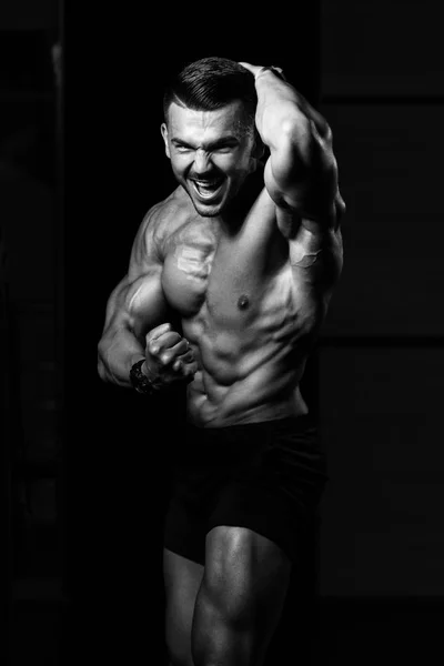 Bodybuilder musculaire flexion des muscles — Photo