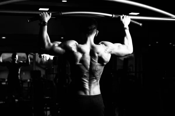 Vücut geliştirmeci Pull ups en iyi sırt egzersizleri yapıyor — Stok fotoğraf