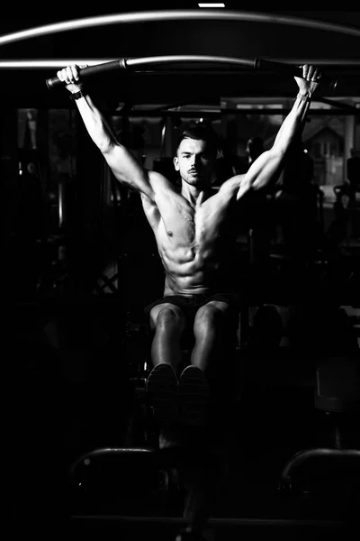 Bacak yükseltir egzersiz Ab egzersizleri asılı gerçekleştirme atlet — Stok fotoğraf