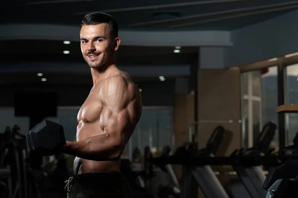 Latihan Biceps Dengan Dumbbells Di Gym A — Stok Foto