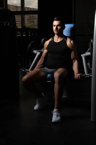 Homem exercendo bíceps no ginásio — Fotografia de Stock